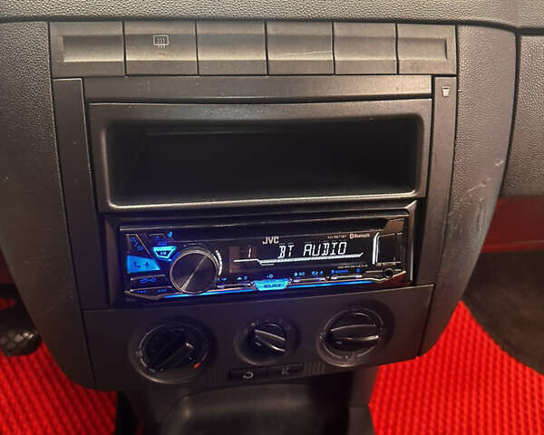 Черный Шкода Фабия, объемом двигателя 1.39 л и пробегом 275 тыс. км за 3999 $, фото 5 на Automoto.ua