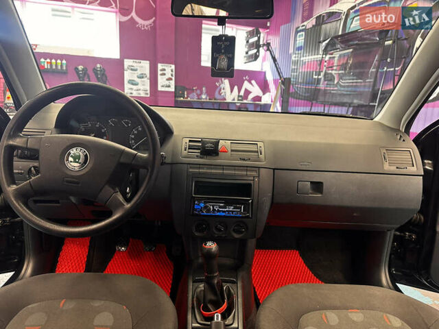 Черный Шкода Фабия, объемом двигателя 1.39 л и пробегом 275 тыс. км за 3999 $, фото 4 на Automoto.ua