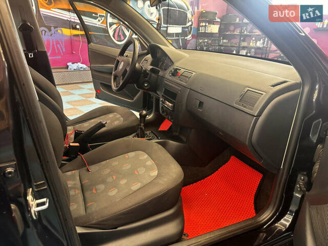 Черный Шкода Фабия, объемом двигателя 1.39 л и пробегом 275 тыс. км за 3999 $, фото 7 на Automoto.ua