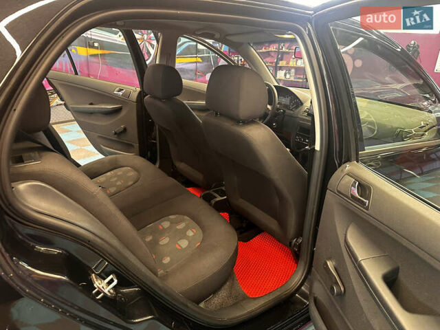 Черный Шкода Фабия, объемом двигателя 1.39 л и пробегом 275 тыс. км за 3999 $, фото 8 на Automoto.ua