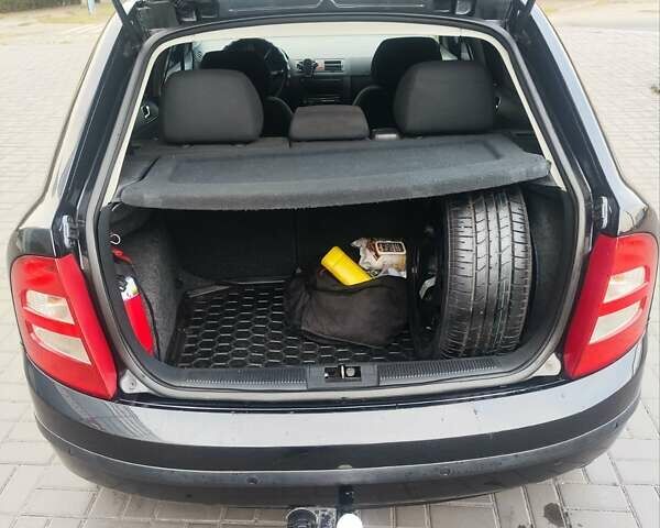 Черный Шкода Фабия, объемом двигателя 1.39 л и пробегом 280 тыс. км за 4600 $, фото 5 на Automoto.ua
