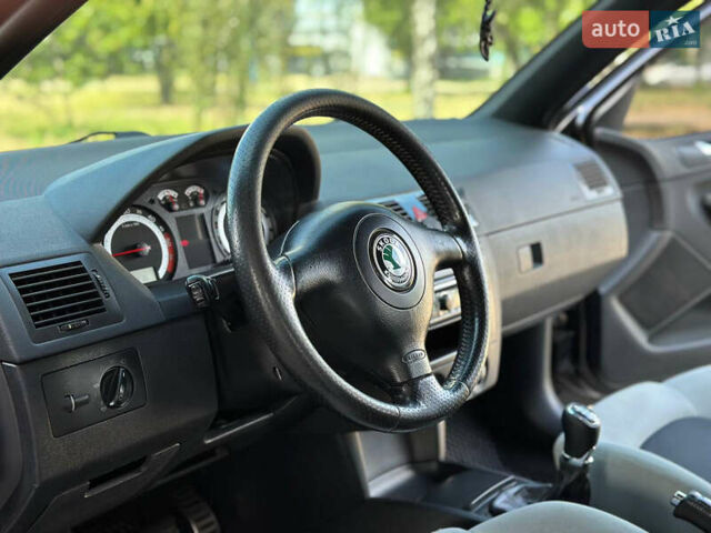 Черный Шкода Фабия, объемом двигателя 1.9 л и пробегом 265 тыс. км за 6599 $, фото 11 на Automoto.ua