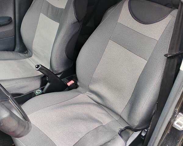 Черный Шкода Фабия, объемом двигателя 1.39 л и пробегом 229 тыс. км за 4350 $, фото 12 на Automoto.ua