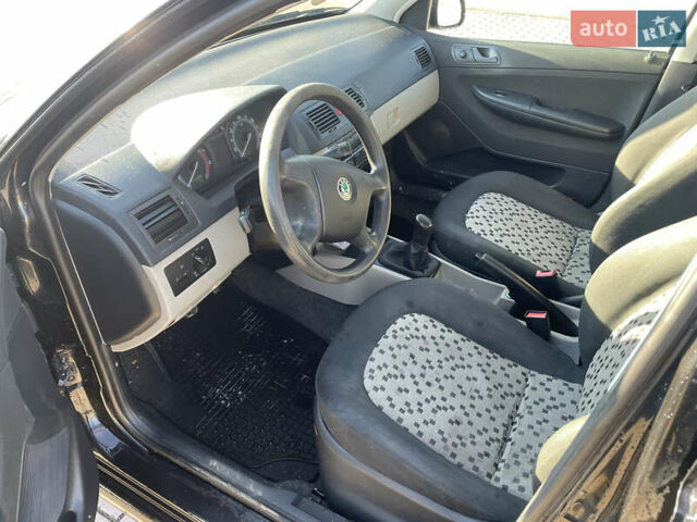 Черный Шкода Фабия, объемом двигателя 1.2 л и пробегом 300 тыс. км за 3500 $, фото 1 на Automoto.ua