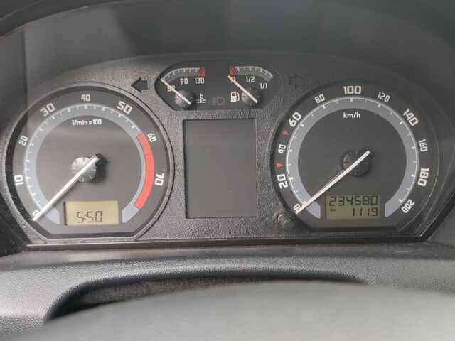 Черный Шкода Фабия, объемом двигателя 1.2 л и пробегом 234 тыс. км за 4200 $, фото 5 на Automoto.ua