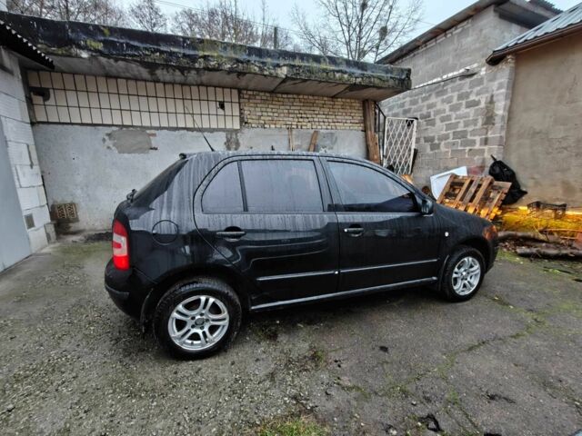 Черный Шкода Фабия, объемом двигателя 1.2 л и пробегом 315 тыс. км за 3300 $, фото 2 на Automoto.ua