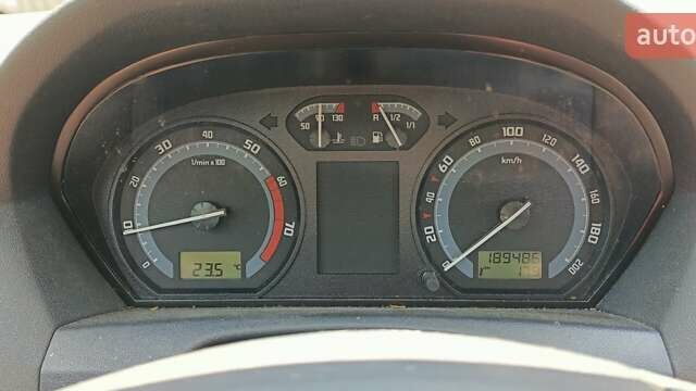 Черный Шкода Фабия, объемом двигателя 1.2 л и пробегом 189 тыс. км за 4054 $, фото 2 на Automoto.ua