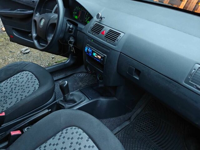 Черный Шкода Фабия, объемом двигателя 1.2 л и пробегом 315 тыс. км за 3300 $, фото 14 на Automoto.ua