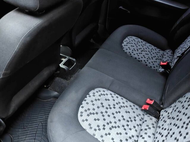 Черный Шкода Фабия, объемом двигателя 1.2 л и пробегом 315 тыс. км за 3300 $, фото 12 на Automoto.ua