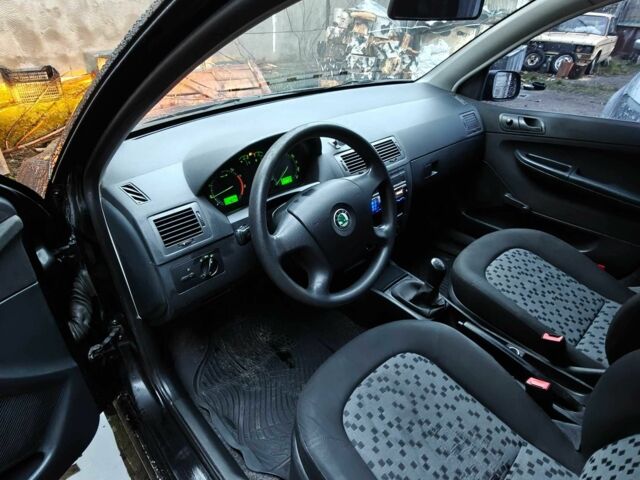 Черный Шкода Фабия, объемом двигателя 1.2 л и пробегом 315 тыс. км за 3300 $, фото 8 на Automoto.ua