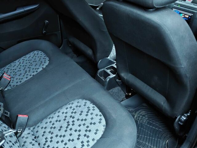 Черный Шкода Фабия, объемом двигателя 1.2 л и пробегом 315 тыс. км за 3300 $, фото 13 на Automoto.ua