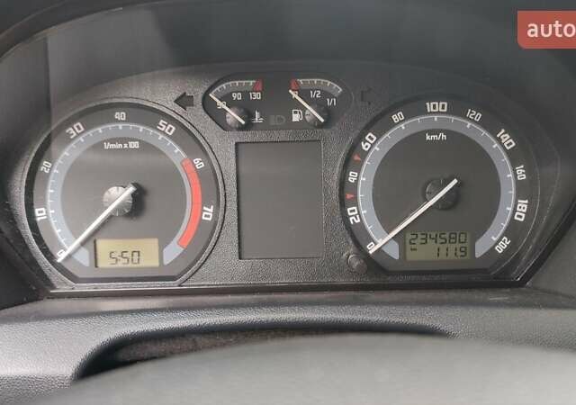 Черный Шкода Фабия, объемом двигателя 1.2 л и пробегом 234 тыс. км за 4200 $, фото 2 на Automoto.ua