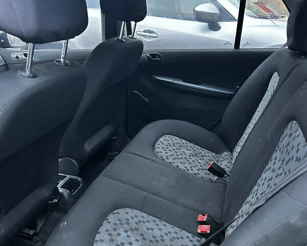 Черный Шкода Фабия, объемом двигателя 1.2 л и пробегом 204 тыс. км за 2750 $, фото 3 на Automoto.ua