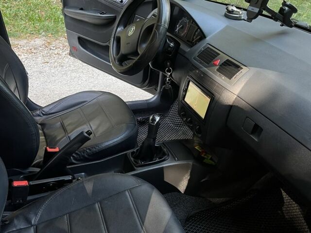 Черный Шкода Фабия, объемом двигателя 1.4 л и пробегом 225 тыс. км за 5300 $, фото 1 на Automoto.ua