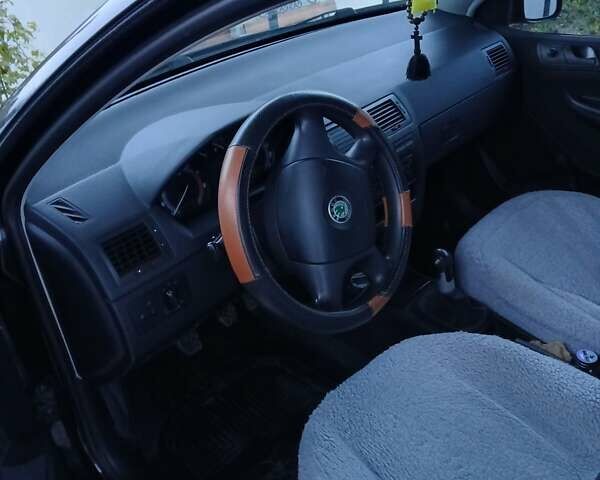 Черный Шкода Фабия, объемом двигателя 1.2 л и пробегом 313 тыс. км за 2700 $, фото 1 на Automoto.ua