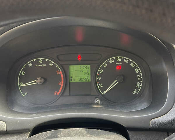 Черный Шкода Фабия, объемом двигателя 0 л и пробегом 121 тыс. км за 4100 $, фото 33 на Automoto.ua