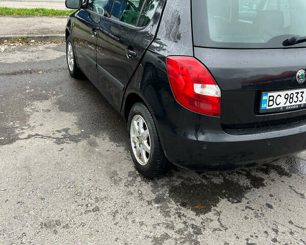 Черный Шкода Фабия, объемом двигателя 1.6 л и пробегом 310 тыс. км за 3900 $, фото 1 на Automoto.ua
