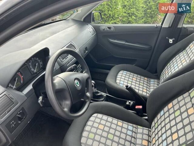 Черный Шкода Фабия, объемом двигателя 1.39 л и пробегом 150 тыс. км за 4800 $, фото 3 на Automoto.ua