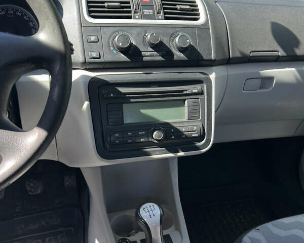 Черный Шкода Фабия, объемом двигателя 1.2 л и пробегом 195 тыс. км за 3200 $, фото 8 на Automoto.ua