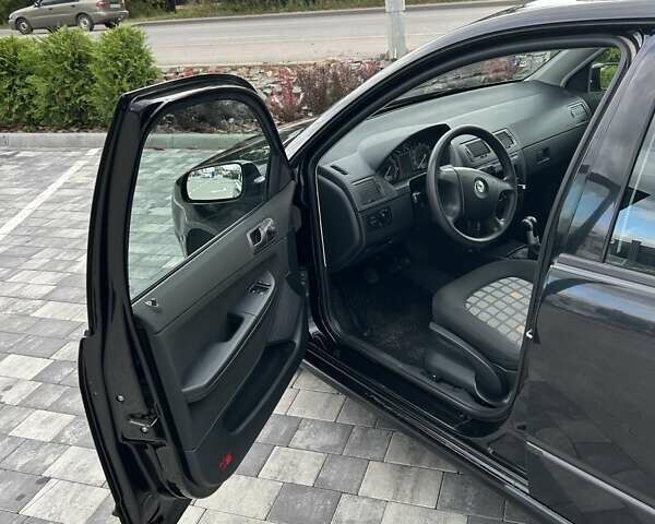Черный Шкода Фабия, объемом двигателя 1.39 л и пробегом 150 тыс. км за 4800 $, фото 5 на Automoto.ua