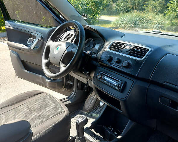 Черный Шкода Фабия, объемом двигателя 1.2 л и пробегом 198 тыс. км за 4600 $, фото 7 на Automoto.ua