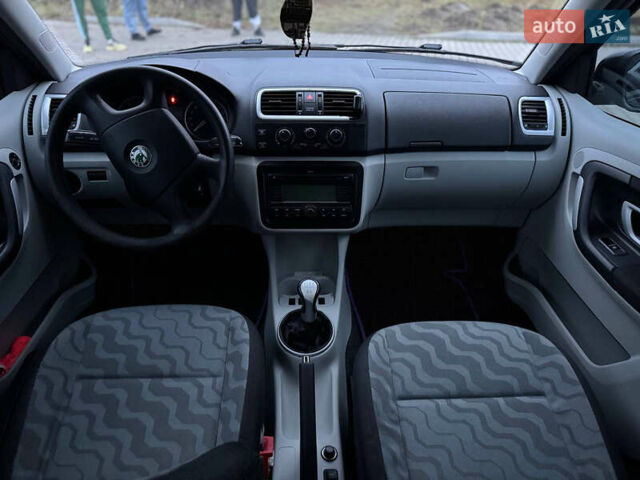 Черный Шкода Фабия, объемом двигателя 1.2 л и пробегом 215 тыс. км за 3950 $, фото 11 на Automoto.ua