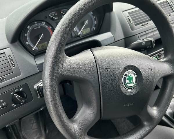 Черный Шкода Фабия, объемом двигателя 1.39 л и пробегом 150 тыс. км за 4800 $, фото 4 на Automoto.ua