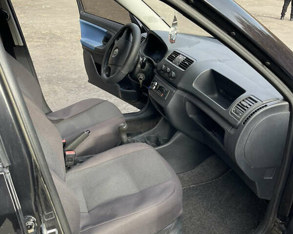 Черный Шкода Фабия, объемом двигателя 0 л и пробегом 121 тыс. км за 4100 $, фото 19 на Automoto.ua