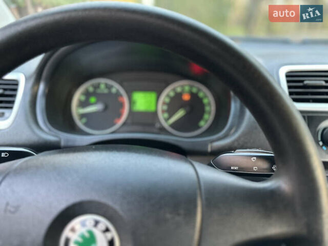 Черный Шкода Фабия, объемом двигателя 1.39 л и пробегом 153 тыс. км за 4250 $, фото 40 на Automoto.ua