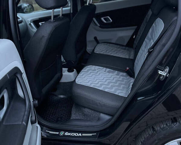 Черный Шкода Фабия, объемом двигателя 1.2 л и пробегом 215 тыс. км за 3950 $, фото 12 на Automoto.ua