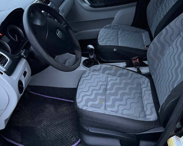 Черный Шкода Фабия, объемом двигателя 1.2 л и пробегом 215 тыс. км за 3950 $, фото 8 на Automoto.ua