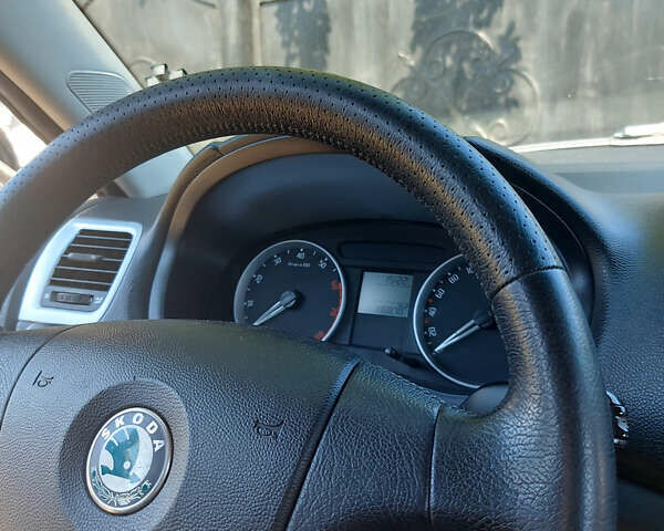 Черный Шкода Фабия, объемом двигателя 1.2 л и пробегом 198 тыс. км за 4600 $, фото 15 на Automoto.ua