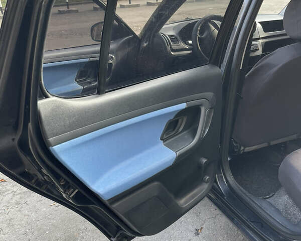 Черный Шкода Фабия, объемом двигателя 0 л и пробегом 121 тыс. км за 4100 $, фото 30 на Automoto.ua