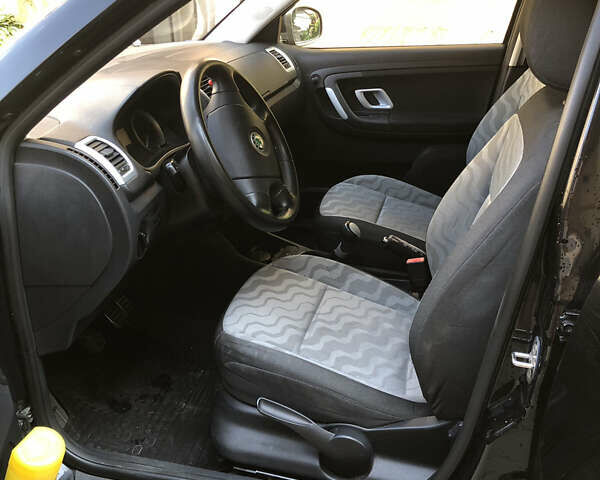 Черный Шкода Фабия, объемом двигателя 1.4 л и пробегом 156 тыс. км за 4100 $, фото 6 на Automoto.ua