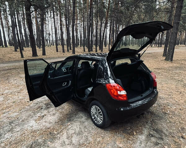 Черный Шкода Фабия, объемом двигателя 1.4 л и пробегом 200 тыс. км за 5600 $, фото 30 на Automoto.ua