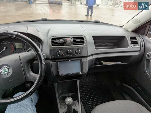 Черный Шкода Фабия, объемом двигателя 1.39 л и пробегом 230 тыс. км за 4500 $, фото 16 на Automoto.ua