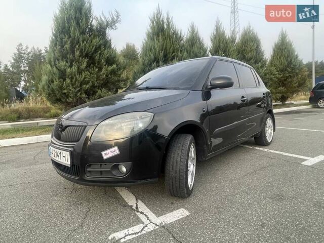 Черный Шкода Фабия, объемом двигателя 1.39 л и пробегом 234 тыс. км за 5000 $, фото 2 на Automoto.ua