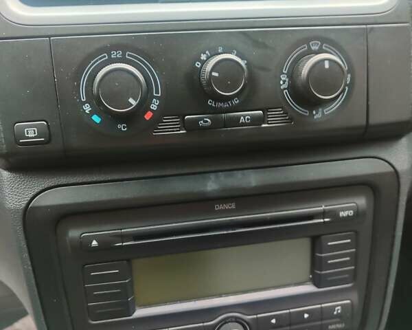 Черный Шкода Фабия, объемом двигателя 1.39 л и пробегом 228 тыс. км за 4000 $, фото 2 на Automoto.ua