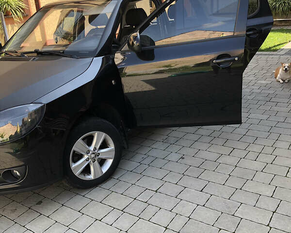Черный Шкода Фабия, объемом двигателя 1.4 л и пробегом 156 тыс. км за 4100 $, фото 4 на Automoto.ua