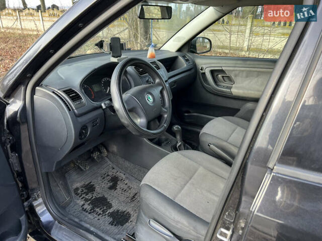 Черный Шкода Фабия, объемом двигателя 1.2 л и пробегом 272 тыс. км за 4200 $, фото 8 на Automoto.ua