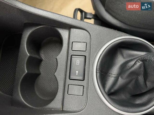 Черный Шкода Фабия, объемом двигателя 1.39 л и пробегом 167 тыс. км за 6450 $, фото 16 на Automoto.ua