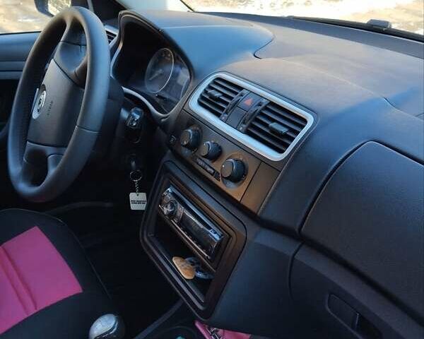 Черный Шкода Фабия, объемом двигателя 1.6 л и пробегом 160 тыс. км за 5600 $, фото 19 на Automoto.ua