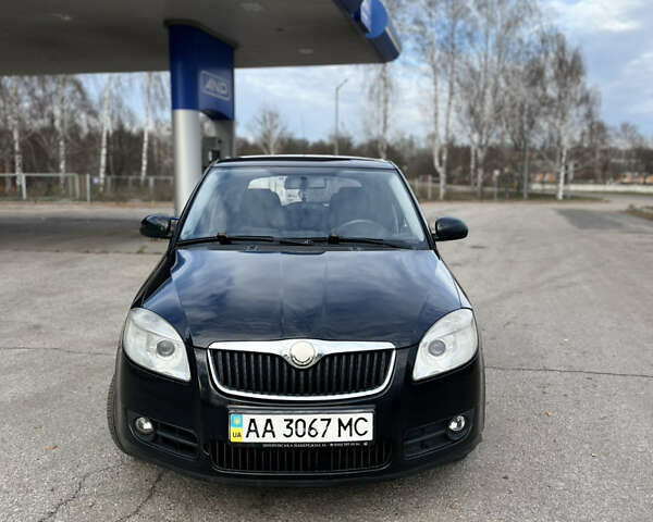 Черный Шкода Фабия, объемом двигателя 1.4 л и пробегом 230 тыс. км за 4400 $, фото 1 на Automoto.ua