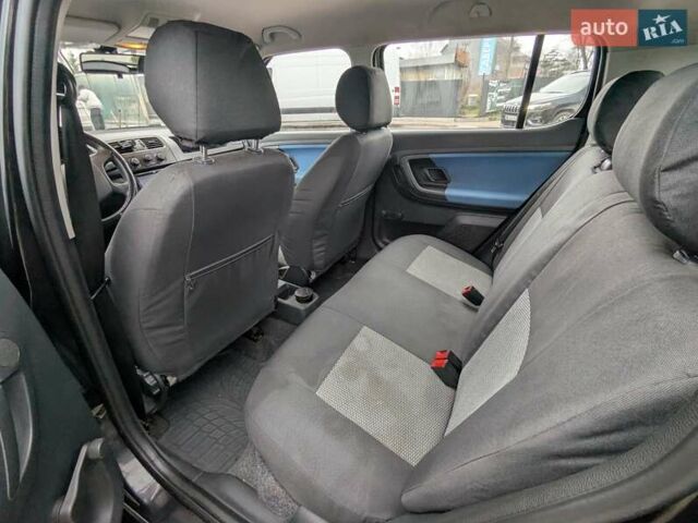 Черный Шкода Фабия, объемом двигателя 1.39 л и пробегом 230 тыс. км за 4500 $, фото 12 на Automoto.ua