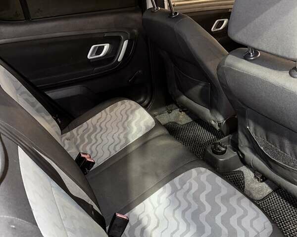 Черный Шкода Фабия, объемом двигателя 1.39 л и пробегом 185 тыс. км за 4500 $, фото 6 на Automoto.ua