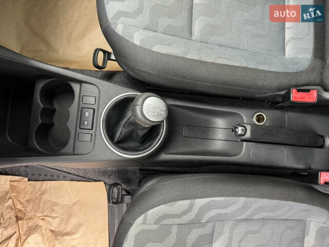 Черный Шкода Фабия, объемом двигателя 1.39 л и пробегом 167 тыс. км за 6450 $, фото 15 на Automoto.ua