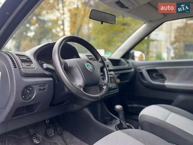 Черный Шкода Фабия, объемом двигателя 1.4 л и пробегом 208 тыс. км за 5300 $, фото 2 на Automoto.ua