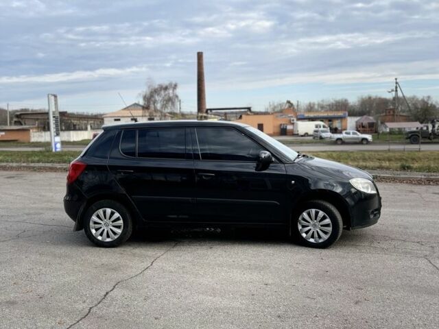 Черный Шкода Фабия, объемом двигателя 1.4 л и пробегом 230 тыс. км за 4400 $, фото 3 на Automoto.ua