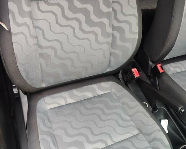 Черный Шкода Фабия, объемом двигателя 1.39 л и пробегом 228 тыс. км за 4000 $, фото 13 на Automoto.ua