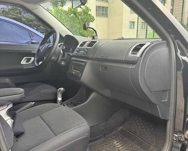 Черный Шкода Фабия, объемом двигателя 1.6 л и пробегом 114 тыс. км за 6100 $, фото 11 на Automoto.ua